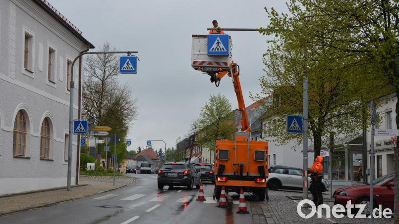 Am Mittwoch wurde die neue Beleuchtung über den Zebrastreifen beim Historischen Rathaus installiert. Der Übergang soll damit auch in den Nachtstunden für Fußgänger sicherer werden. Bild: jr