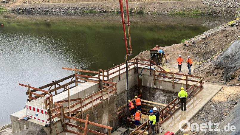 Mit einem 15 Meter langen Arm ist die Betonpumpe ausgestattet, die bei der Baumaßnahme am Stausee zum Einsatz kommt. Bild: sns