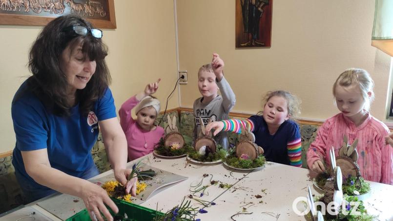 Claudia Fischer (links) und weitere Helferinnen unterstützten die Kinder beim Basteln. Bild: whü