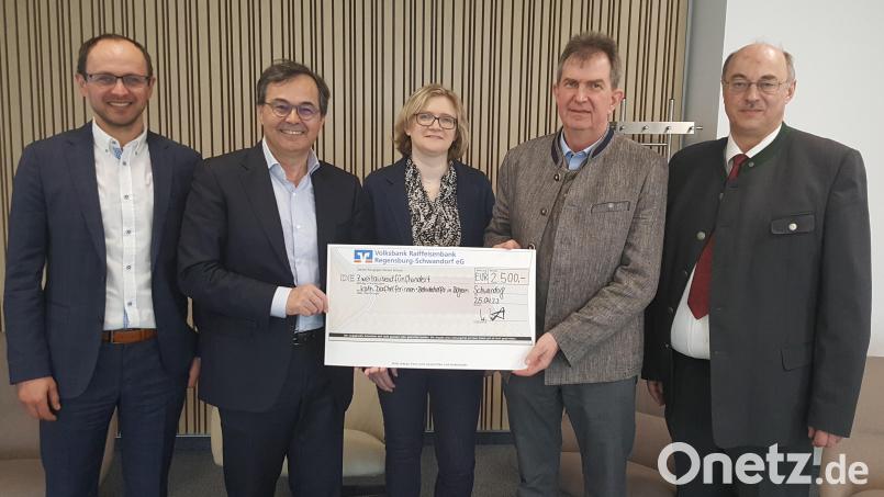 Wolfgang Völkl (Zweiter von links) und Gerhard Auburger (links) überreichten den Spendenschek an Manuela Pronath (Mitte), Josef Irlbacher (Zweiter von rechts) und Josef Wittmann (rechts). Bild: Elke Pitzl/exb