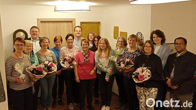 Sie arbeiten zum Teil seit 25 Jahren als Ehrenamtliche in der Stadt- und Pfarrbücherei von Vilseck. Bild: Irene Felkl/exb