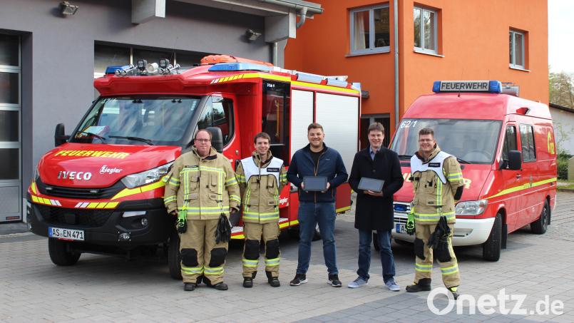 Freuen sich über die beiden neuen Einsatztablets: Kommandant Jakob Patzelt (rechts), Vorstand Gerald Smit-Wiesen (links) , stellvertretender Kommandant Markus Feulner (Zweiter von links), übergeben durch Matthias Dollacker vom Autohaus Dollacker (Dritter von links) und Daniel Neuburger vom Bildungshaus des Klosters Ensdorf (Vierter von links) stellvertretend für alle Spender. Bild: Jakob Patzelt