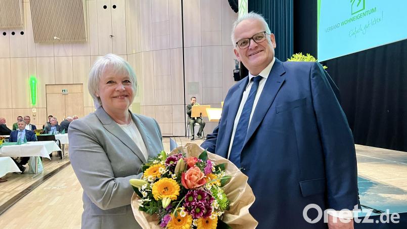 Rudolf Limmer ist der neue alte Präsident des Landesverbandes Wohneigentum; Gastrednerin beim Verbandstag in Weiden war Ministerialdirektorin Ingrid Simet, die kurzfristig für Bauminister Christian Bernreiter eingesprungen war. Bild: Eichl