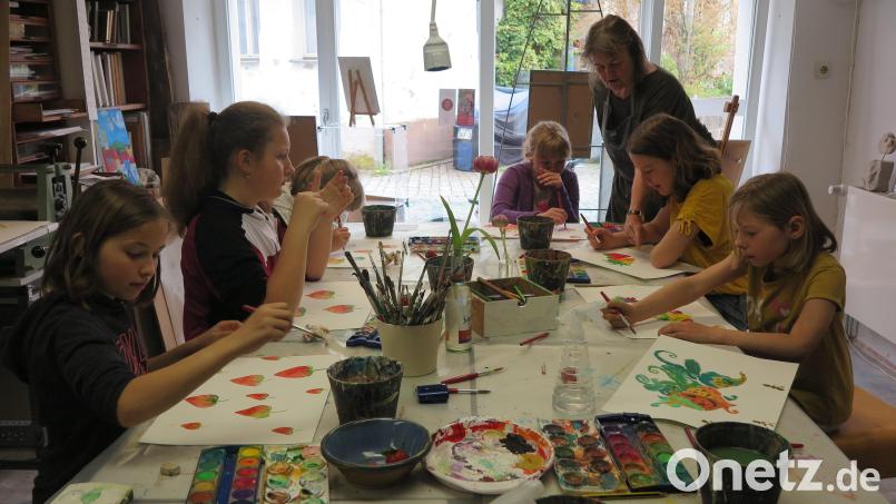 „Loben, nicht tadeln“ war das Motto von Susanne Vonhoff (stehend) bei den beiden Malkursen im Atelier an der Stadtmauer. Bild: jzk