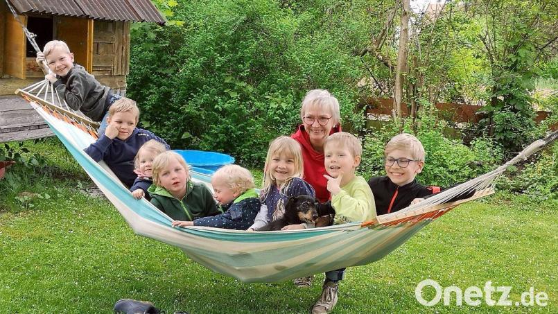 Gabi Meindl ist siebenfache Mutter und 15-fache Großmutter und verbringt den Muttertag heuer bei einer Erstkommunion. Acht ihrer Enkelkinder wurden extra für das Foto in Hirschau zusammengetrommelt. Bild: Hans Meindl /exb