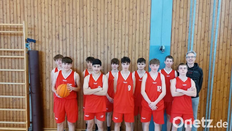 Das Team der Tirschenreuther Schule mit (von links) Georg Schmid, Paul Mayer, Maxim Gmeiner, Al Najjar Rawad, Max Schramm, Fouad Sukkar, Timo König, Philip Bartsch, Josef Wolfrum und Louis Montez. Bild: Mittelschule Tirschenreuth/exb