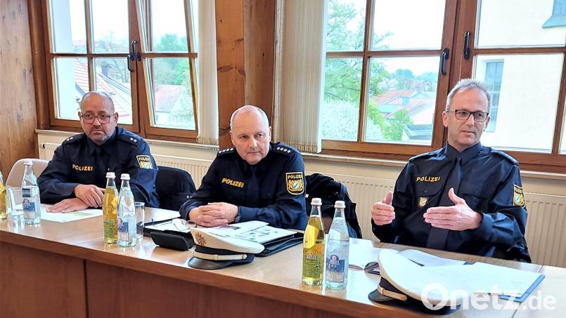 Sicherheitsgespräch mit dem neuen Dienststellenleiter: Polizeioberkommissar Armin Ismail, Inspektionsleiter Werner Linhart und Polizeihauptkommissar Nobert Ehebauer präsentieren die aktuellen Zahlen. Bild: lg