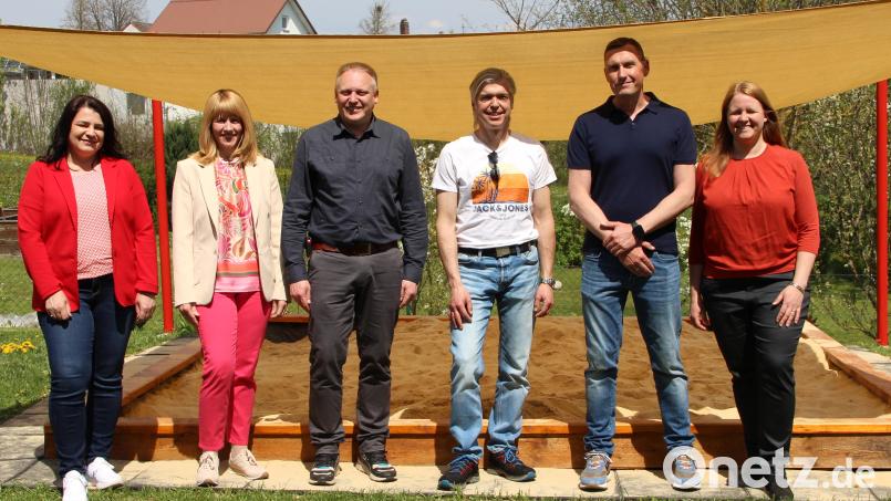 Zum Außengelände der Schule gehört nun auch ein Sandkasten. Bei der Übergabe freut sich die Schule (von links: Evelyn Schreg, Leiterin Andrea Wolfram) sowie Bürgermeister Jürgen Kürzinger. Lothar Thumbeck, Vorsitzender des Förderkreises, Matthias Prösl (Schriftführer) sowie Barbara Raps übergeben stellvertretend für alle den neuen Spielbereich. Bild: lep
