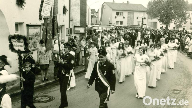 Vor 50 Jahren feierte die Feuerwehr Falkenberg ihr 100. Gründungsjubiläum mit einem großen Festzug. Einen Umzug wird es auch heuer geben. Archivbild: Feuerwehr Falkenberg/exb
