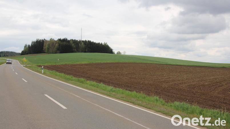 Die beiden Solarparks Wagnern Ost I und II befinden sich auf der Anhöhe rechts der Hochstraße von Niesaß in Richtung Denglarn auf Höhe des im Hintergrund sichtbaren Funkmastes. Sie sind geteilt durch die von der Hochstraße nach rechts (gut sichtbare) abgehende Flurbereinigungsstraße in Richtung Wagnern. Bild: frd Bild: frd