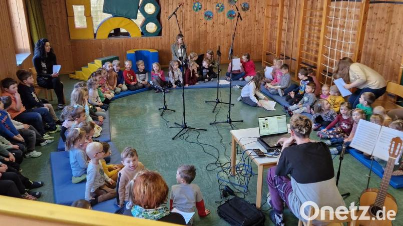 Voller Spannung und Freude sind die Kinder bei der Aufnahme des Liedes für ein Muttertags - und Vatertagsgeschenk an ihrem Ehrentag. Bild: le