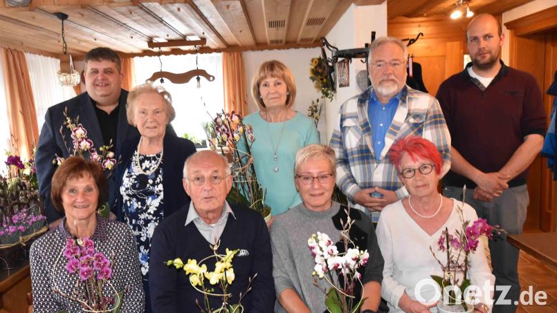 Ehrungen für langjährige Mitgliedschaft (stehend von links) Bürgermeister Dieter Dehling, Erika Bogott (25 Jahre), Waltraud Eichenmüller (25 Jahre), Vorsitzender Wolfgang Stowasser und Kreisfachberater Markus Fuchs - (sitzend von links/je 10 Jahre): Inge Bauer, Manfred Jeschke, Ingrid Lehner und Hedwig Weiß. Bild: no