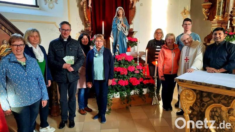 Fünf grüne Geldscheine gab es am Dienstagabend in der Kreuzbergkirche für Stadtpfarrer Adam Karolczak von der Vorstandschaft des Katholischen Frauenbundes Pleystein. Über die Spende freuten sich auch Pater John Gali und Pater Reinhold Schmitt (von rechts). Bild: bey