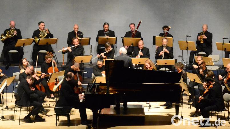 Das Orchester spielt während des Weidener Meisterkonzerts am Freitagabend in der Max-Reger-Halle. Bild: Kunz