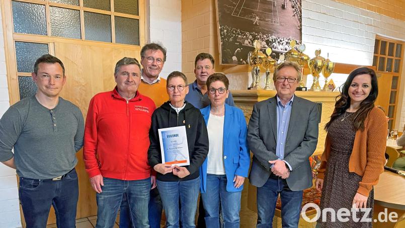 Zufriedene Gesichter beim TC Waldershof. Im Bild von links Jugendwart Claus Combe, Sportwart Gerald Heinl, der bisherige Kassier Rainer Härtl, Margit Witzmann (25 Jahre Mitgliedschaft), Zweiter Vorsitzender Olaf Korf, Kassiererin Margot Lippert, Vorsitzender Herbert Pscherer und Bürgermeisterin Margit Bayer. Bild: fphs