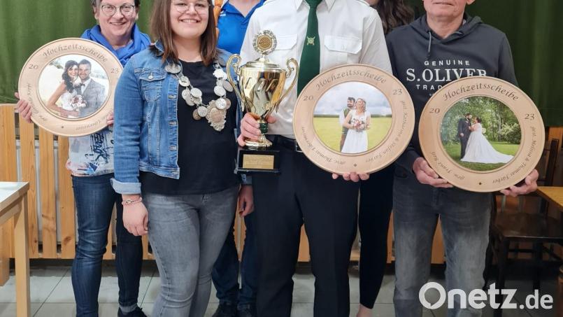 Sportleiterin Denise Stöcker (Zweite von links) wurde zur Schützenkönigin gekürt. Gleich drei Hochzeitsscheiben wurden heuer beim Schützenverein &quot;Luhetal&quot; ausgeschossen. Die Jugendschützenkönigin war verhindert und konnte an der Feier nicht teilnehmen. Bild: dob