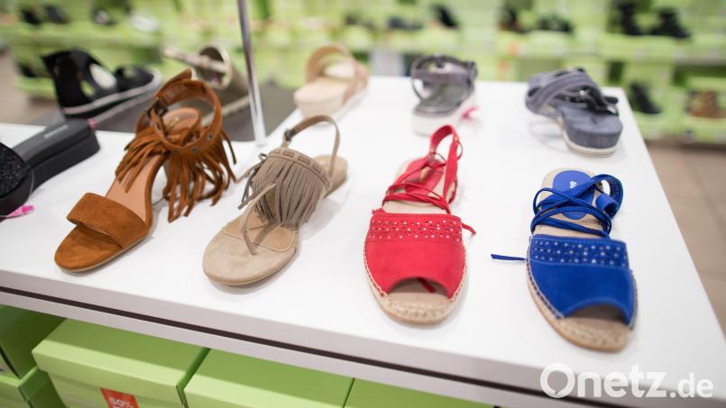 Damenschuhe stehen in einem Schuhladen zum Verkauf. Symbolbild: Maja Hitij/dpa
