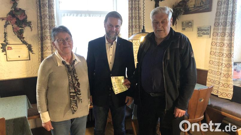 Spendenübergabe beim Kultur- und Tourismusverein: Im Bild von links Vorsitzende Gabi Eichenseher, André Putzlocher und Schatzmeister Heinz Leitner.
