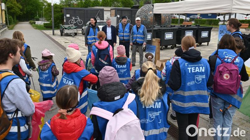 „Lagebesprechung“ bevor sich die „Blauwesten“ auf den Weg machten, um das einzusammeln, was andere gedankenlos weggeworfen haben. Bild: gf