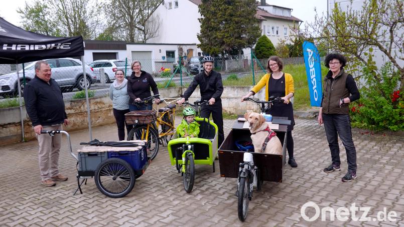 Es gibt viele Arten, mit dem Fahrrad Lasten zu transportieren (von links): Den Fahrradanhänger, das Longtail, das Long John (mit seriennahem und extra großem &quot;Kofferraum&quot;), das Trike (nicht im Bild) und mehr. Bild: gac