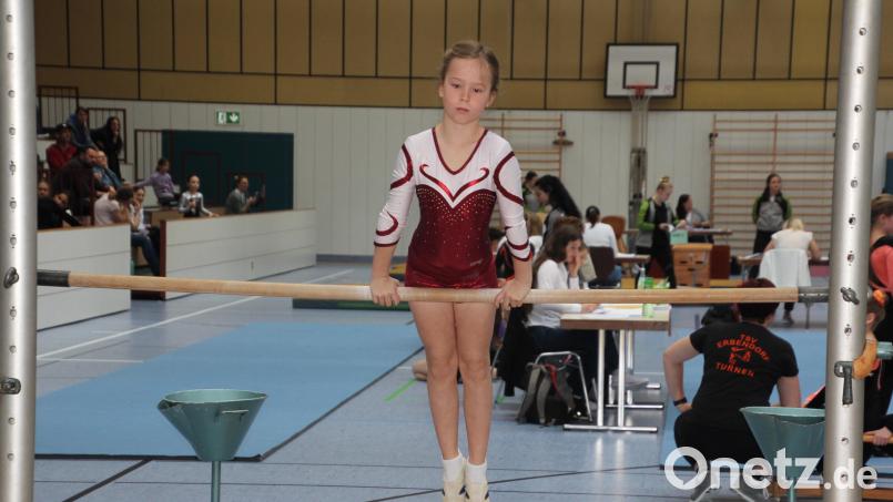 Magdalena Gradl von der TG Tirschenreuth am Reck: Sie siegte in der Altersklasse 2013. Bild: kro