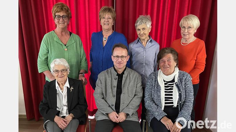 Die bisherigen Seniorenbetreuerinnen Erika Sollfrank (vorne, links) und Hildegard Busch (vorne, rechts) wurden von Dekan Alexander Hösl für ihren jahrelangen Dienst gewürdigt und das neue Team um Kunigunda Hanauer, Anneliese Hassmann, Irmgard Eberhardt und Martha Simacek (hintere Reihe, von links nach rechts) vorgestellt. Nicht im Bild Michaela Wolfinger. Bild: dob