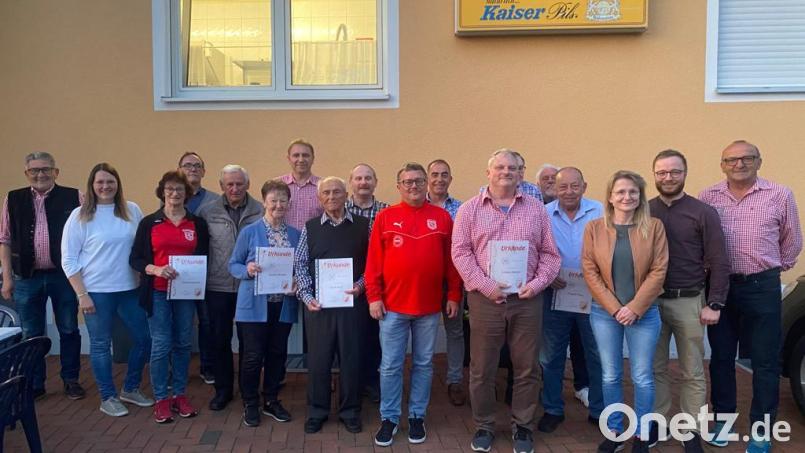Ehrenvorsitzender Josef &quot;Sepp&quot; Hartung (links), TSV-Hauptvereinsvorsitzender Josef Windirsch und Christoph Müllhofer als Vertreter der Stadt Pleystein ehren die Vereinsmitglieder für ihre Treue zum TSV Pleystein. Bild: bey
