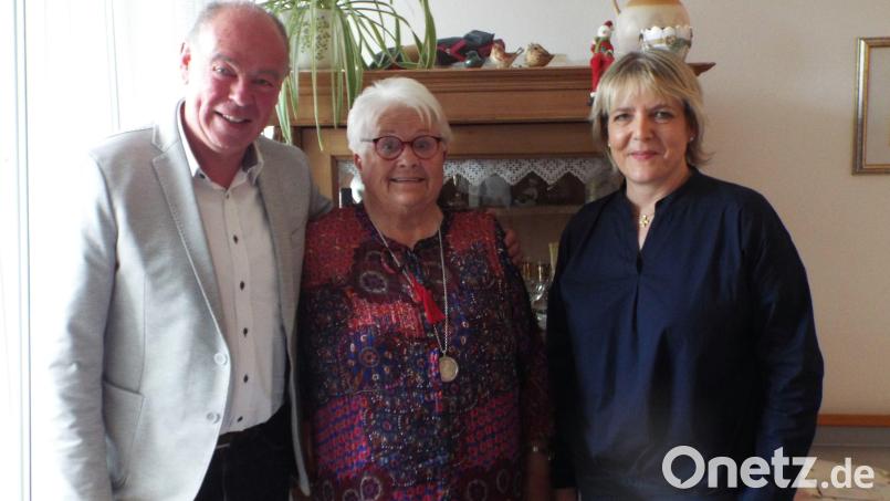 Von Bürgermeister Roland Strehl und Andrea Motzel in die Mitte genommen: Jubilarin Maria Hartmann Bild: e