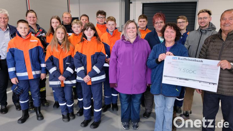 4500 Euro gab es für die beiden Kindergärten und die Jungfeuerwehr durch den aufgelösten SoVD-Ortsverband. Stehend von rechts: Fritz Sommer, Sebastian Reil, Brigitte Beer, Heidi Hippmann und Alexandra Gailitzdörfer. Bild links: Bürgermeister Robert Lindner. Dritte von links: Stellvertretende Jugendleiterin Julia Günther. Bild: le