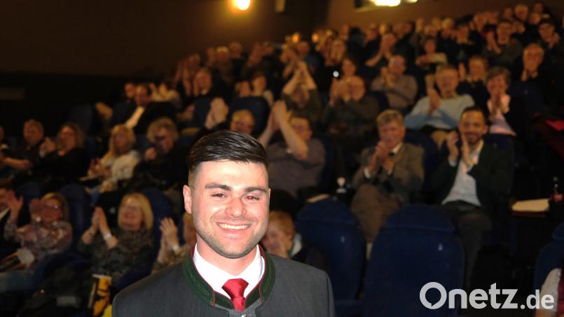 Applaus für den Filmemacher Simon Süß: Bei der Premiere seines Oberpfälzer-Films war das Lichtwerk-Kino in Schwandorf voll besetzt. Bild: Hirsch