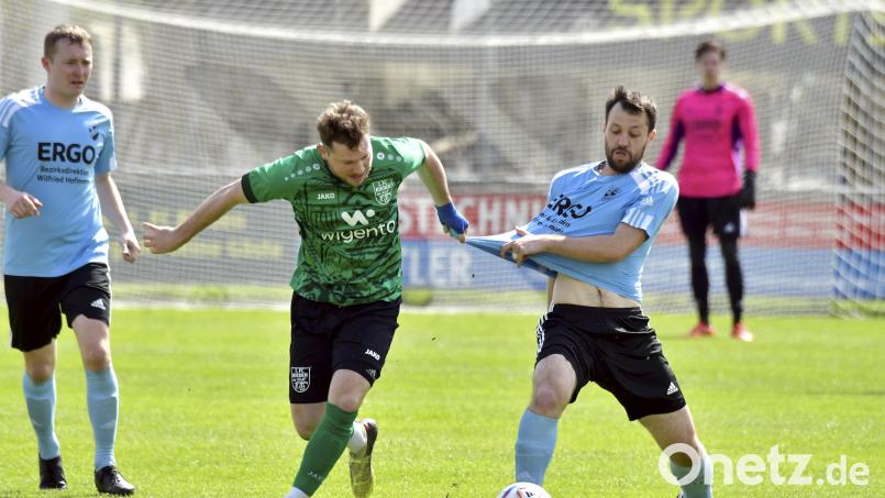 Maximilian Nimsch (Mitte) vom FC Rieden legte gegen Hainsacker vier Tore auf und traf selbst einmal.. Archivbild: Hubert Ziegler