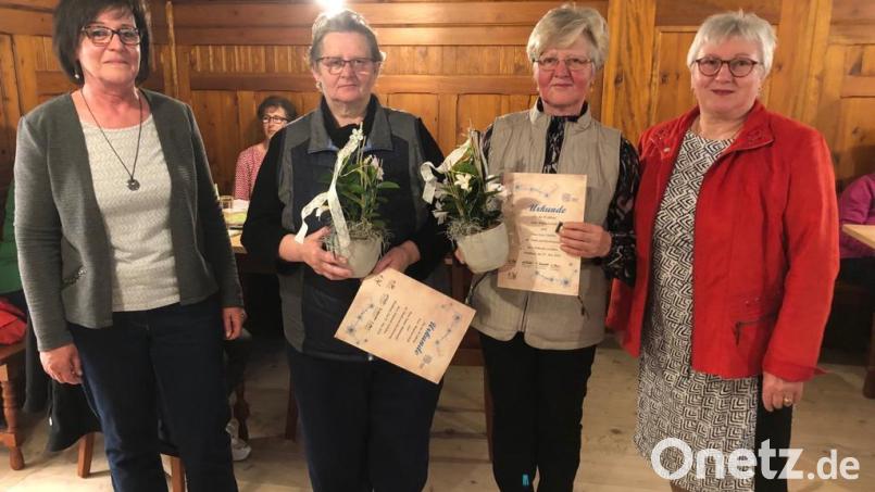 Frauenbund-Vorsitzende Monika Bösl (links) und Bezirksleiterin Angelika Vogl (rechts) gratulierten Emma Hildebrand und Erna Scheiber (Zweite und Dritte von links). Bild: Lisa Bauer/exb