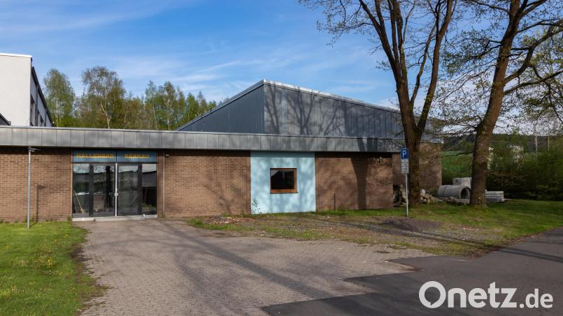 Das Bärnauer Hallenbad ist seit 2015 geschlossen. Nun soll es als Zwischenquartier für die Feuerwehr Bärnau dienen. Bild: Susanne Forster