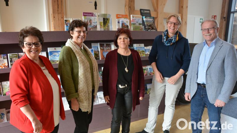 Premiere beim Treffen der Familienbeauftragten feierte Diplomsozialpädagogin Gabriele Herrmann (Mitte) als neue Mitarbeiterin bei der Koki. Mit dabei waren (von links) die örtliche Familienbeauftragte Christa Wölfl, Pia Kürschner (Koki), Nina Neumann (Vorsitzende des Kinderschutzbundes) und Bürgermeister Max Bindl. Bild: jr