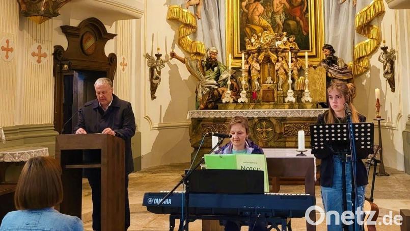 Landrat Richard Reisinger (links) mit Regina Probst (Mitte) am Klavier und Paula Nerb (rechts) beim Abschluss der "Hoffnungsklänge" in Ebermannsdorf. Bild: Regina Probst