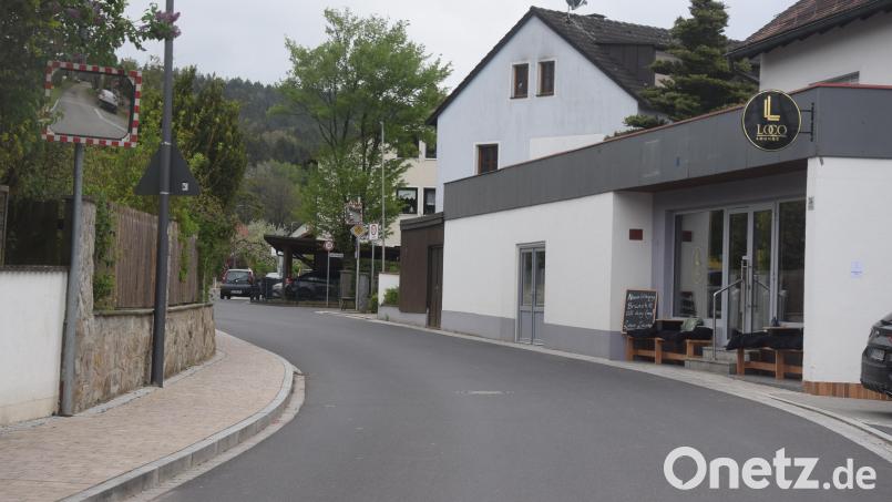 Die Loco Lounge in der Hauptstraße. Parkplätze sind Mangelware und ein Problem. Auch das Werbeschild rechts oben, das nach den Worten von Bürgermeister Markus Ziegler in den lichten Straßenraum ragt, steht noch zur Debatte. Bild: fz