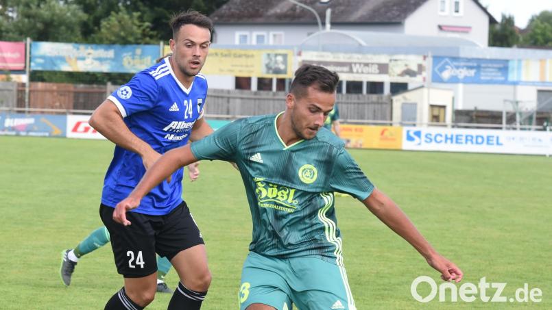 Der SV Mitterteich verlor bei der SpVgg Jahn Forchheim mit 0:2. Eine der besten Chancen der Stiftländer hatte Daniel Lauterbach (rechts, Szene aus einer Partie gegen Quelle Fürth). Archivbild: Gebert