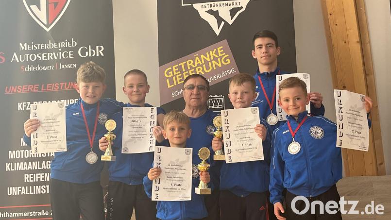 Die Medaillengewinner des Ringerclubs Amberg (von links): Elias König, Peter Prestel, Stefan Delchmann, Trainer: Peter Leifridt, Jacob König, Leonard Rupp und Leonard Delchmann. Bild: Vladimir Lukaschewitsch/exb