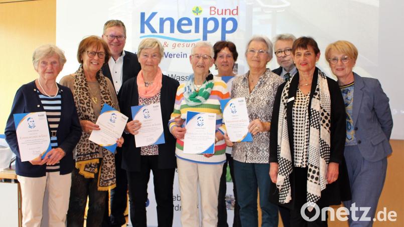 Geehrt wurden die Treuesten mit Gold- und Silber-Urkunden: Ilse Kirner, Vera Hanysz, Greta Dietrich, Helga Kern, Franziska Plößl und Irmgard Räder. Oberbürgermeister Michael Cerny ist seit zehn Jahren Mitglied. Die bayerische Landesvorsitzende Erika Schweizer (rechts) lobte den kreativen Einsatz von Evelin Hensel (Zweite von rechts), die ihr immer eine gute Beraterin sei. Über die enge Zusammenarbeit freute sich Dr. Wieland Hassinger (Dritter von rechts). Bild: Dagmar Williamson