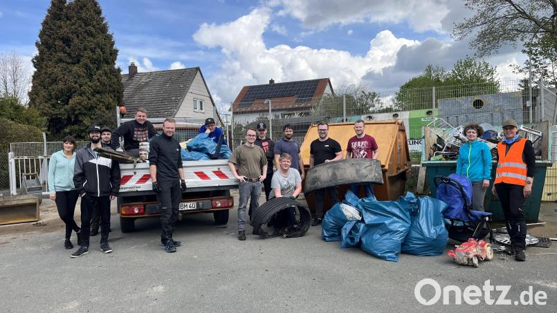 Der JU-Ortsverband Mitterteich sammelte achtlos weggeworfenen Müll ein. Unter Leitung von Ortsvorsitzendem Johannes Höcht (Vierter von rechts) machte sich das Team auf den Weg. Bild: jr