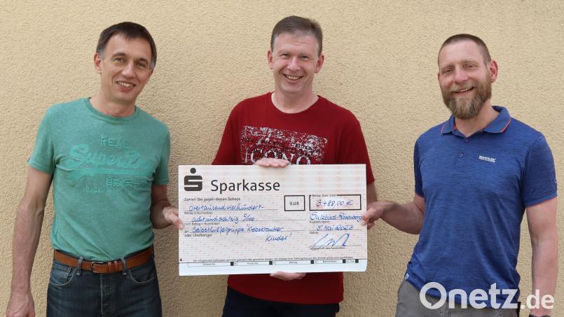 Der Vorsitzende des Schlackenvereins, Christian Koch (links), und sein Stellvertreter Andy Moser (rechts) übergaben den symbolischen Scheck im Wert von 3488 Euro an Marco Kind, den Zweiten Vorsitzenden der Selbsthilfegruppe Krebskranker Kinder Amberg-Sulzbach. Bild: mfh