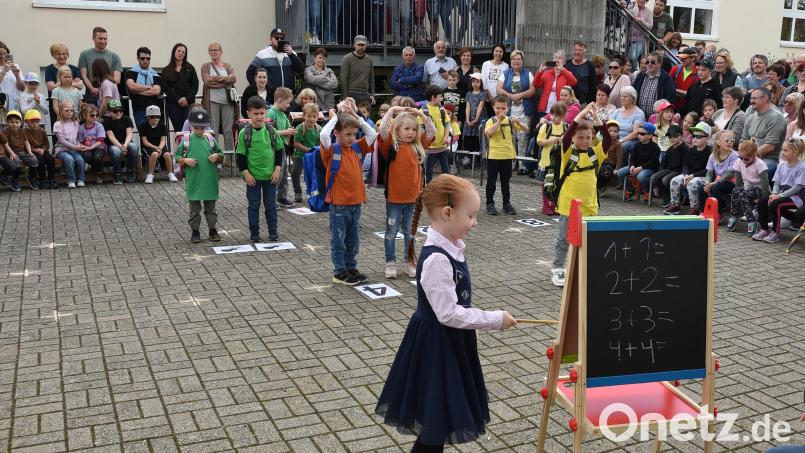 Beim Frühlings- und Sommerfest im Kindergarten St. Hedwig Mitterteich wurde den Zuschauern ein buntes Programm geboten. Bild: Geli&#039;s Fotostudio/exb