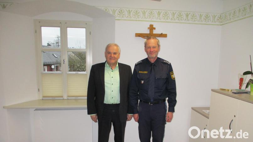 Inspektionsleiter Bernhard Gleißner (rechts) stellte Bürgermeister Günter Kopp die Kriminal- und Verkehrsstatistik vor. Bild: Gemeinde Kulmain/exb