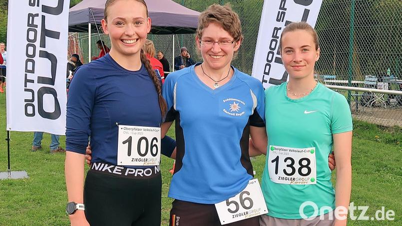 Den Sieg beim zweiten Lauf zur OVL-Cup Serie 2023 in Friedenfels sicherte sich bei den Damen Kerstin Schmidt vom Schützenverein „Edelweiß“ Siegritz (Mitte) vor Eliška Kußerová vom Verein Triatlet Karlovy Vary (Tschechien/links) und Magdalena Müller vom SV Plößberg (rechts). Bild: bsc