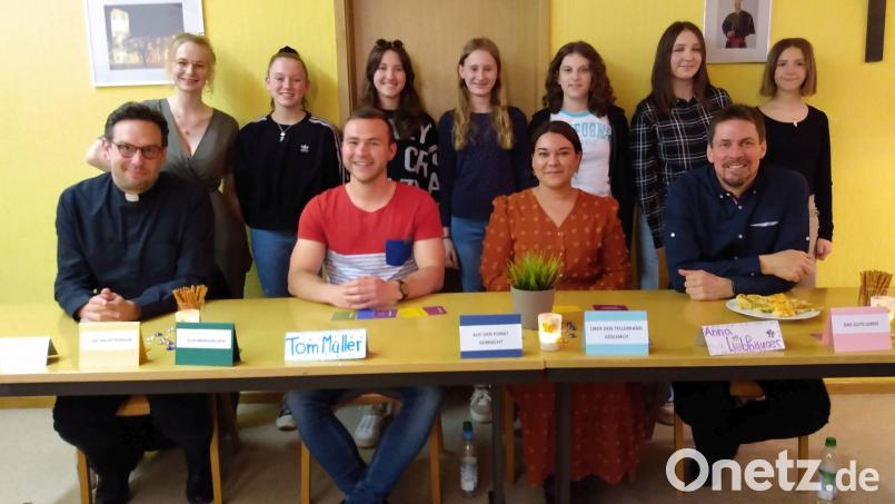 Die Mädchen des Jugendvesperteams mit Pfarrer Mitterer (vorne von links), Kirwavorstand Tom Müller, Chorleitung Anna Liebhäuser und Kirchenpfleger Stefan Hüttl. Bild: Regina Probst/exb