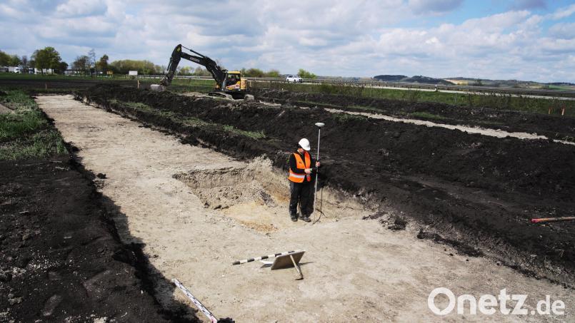 Die ersten archäologischen Voruntersuchungen auf der Trasse des Süd-Ost-Links in Bayern laufen. Wie hier bei Landshut entlang der A92 sollen noch im Mai auch bei Leuchtenberg die Bagger anrücken. Auf den Flächen werden geologische Sondagen angelegt. Archäologen dokumentieren die Befunde Bild: Tennet/exb