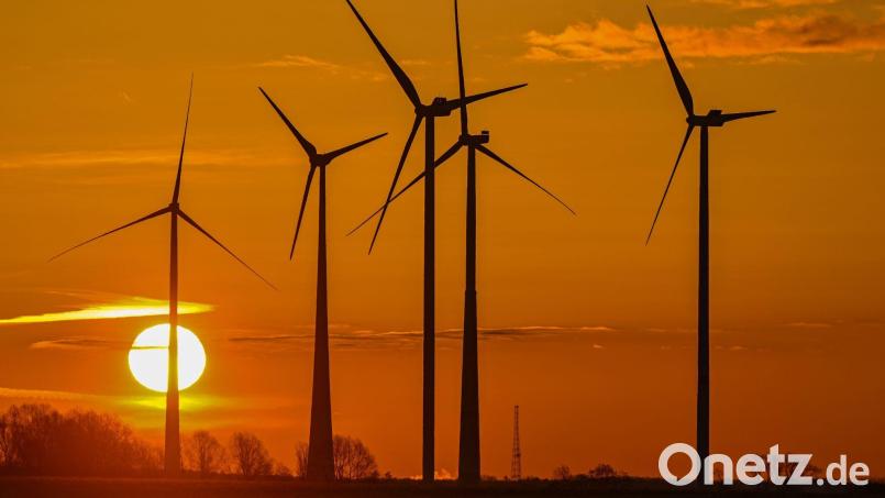 Laut Umfrage wären fast zwei Drittel der Bayern bereit, in ihrer Gemeinde Windräder zu akzeptieren, wenn dadurch für sie der Strompreis sinken würde. Symbolbild: Patrick Pleul/dpa