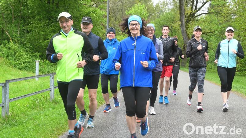 Michaela Lowak (vorne, rechts) trainiert mit der Laufgruppe der DJK Weiden für &quot;Lauf 10!&quot;. Gruppenleiter Klaus Reichel (vorne, links) gibt die Geschwindigkeit vor. Bild: Gabi Schönberger