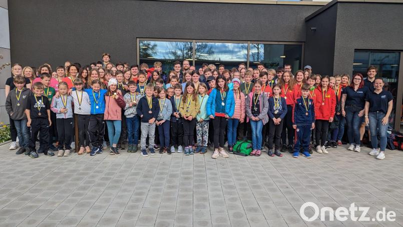 Auch die jüngsten angehenden Rettungsschwimmer der DLRG freuten sich über Medaillen bei den Bizirksmeisterschaften. Bild: Simona Iileva/exb