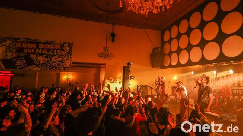 Kein Bock auf Nazis und Eskalation pur: Die italienischen Punkrocker von Los Fastidios haben den Casino-Saal in Amberg zum Kochen gebracht. Bild: Susi Zech/lautundwild.de/exb